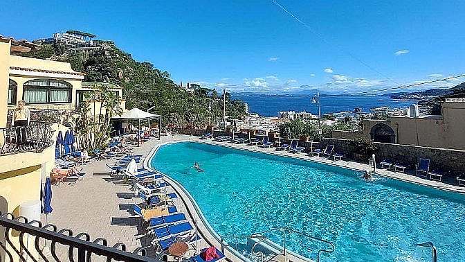 Isola di Ischia: terme, relax, mare